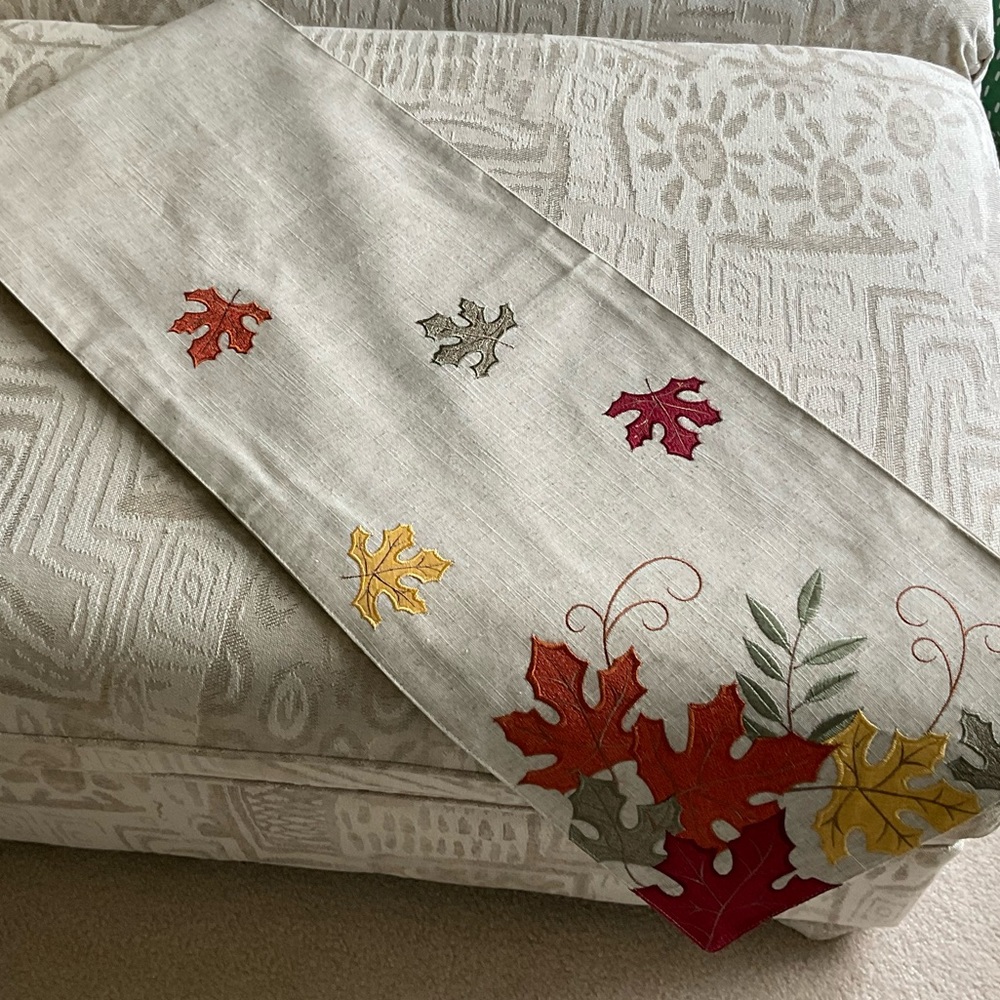 Fall Leaves Appliqué Linen Table Runner 🍁